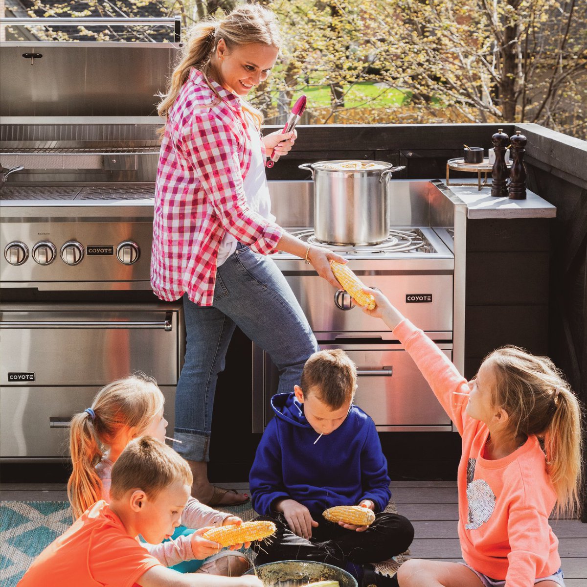 CoyoteOutdoor's tweet image. With Mother’s Day just one week away, we’re challenging you to make her day extra special by treating her to a flavor-packed meal. 

Our blog showcases two grilled entrée options and a simple dessert that will make this Mother’s Day one to remember. 

coyoteoutdoor.com/mothers-day/