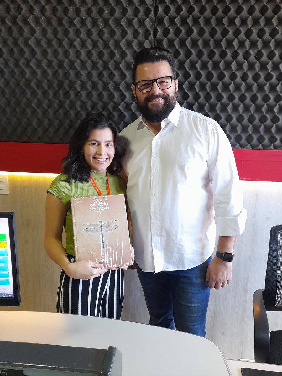 Shy_Girl87's tweet photo. @maisanablogo essa semana estive com @fariasjunior na @opovocbn Cariri e já cheguei avisando que era sua fã. Todos tão atenciosos.. ainda ganhei de presente o Anuário do Ceará.  Dia Feliz! https://t.co/EyLf4Moz5z