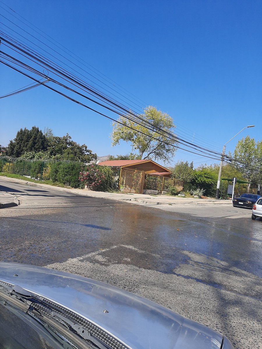 v_activos's tweet photo. Filtración de alcantarillado en calle Juan garcia con maturana en #VillaAlemana alrededor de 2 días fuerte olor en el lugar @esval_chile @Munivillalemana https://t.co/ycKnygK2Ea