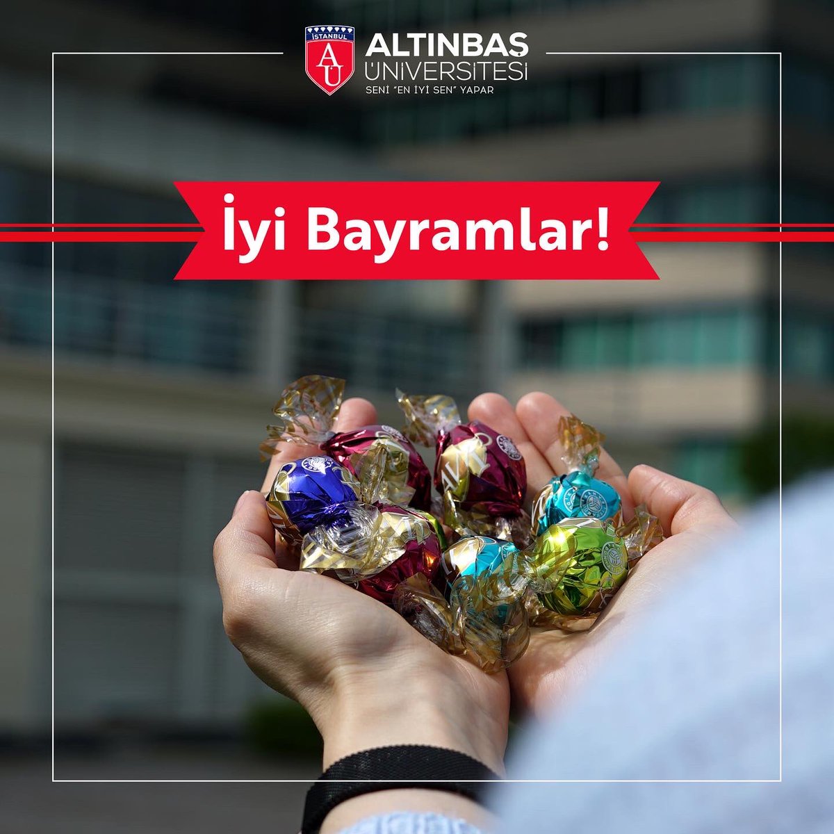 AltinbasUniv's tweet photo. Atmosferimizde kardeşlik, sevgi ve huzurun olduğu şeker tadında bir bayram bizi bekliyor. 🍬🍭
Ramazan Bayramınızı kutlarız.🙏 https://t.co/mnCcNtoU7W