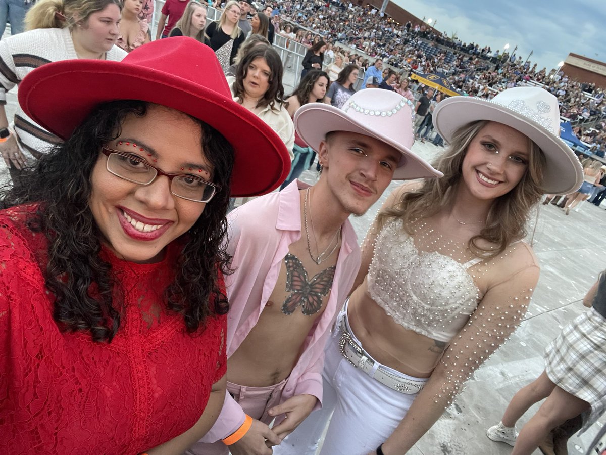 SouthernLifeTN's tweet photo. Celebrating Bride #mirandalambert #johnsoncity #EtsuCampus https://t.co/UIO3RjG6Zo