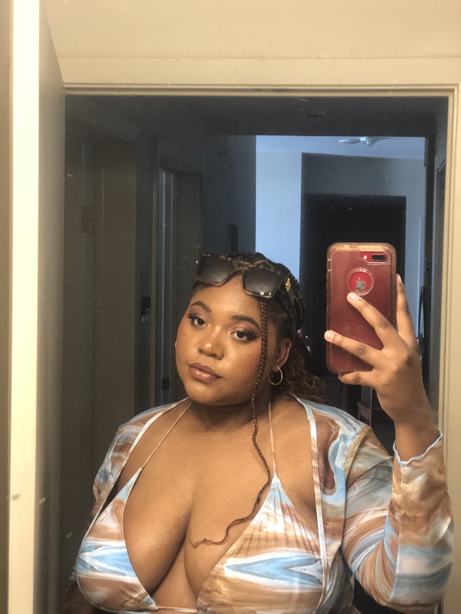 itskristv_'s tweet photo. Before all the madness last night #SWIMJAM2k22 https://t.co/ko2Z8PreNl