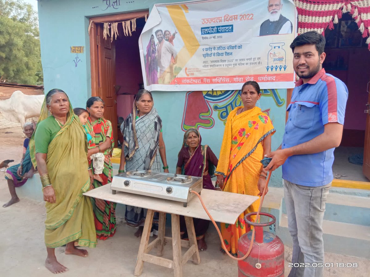 Sachin__Panwar's tweet photo. LPG Panchayat conducted today at  Nanded by distributor M/s Venkeshwara #HPGas Service @HPCL 
#UjjwalaDiwas2022 #6yearsofUjjwala https://t.co/GAAV8Usruj