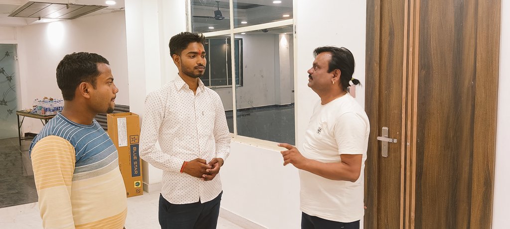 alok_gaud_'s tweet image. फतेहपुर के औग कस्बा स्थित महेश पेड़ा के प्रोपराइटर आदरणीय भईया महेश प्रधान जी से स्नेह मुलाकात।
#alokgaud #maheshpeda #aung #fatehpur @Shivsha47674198