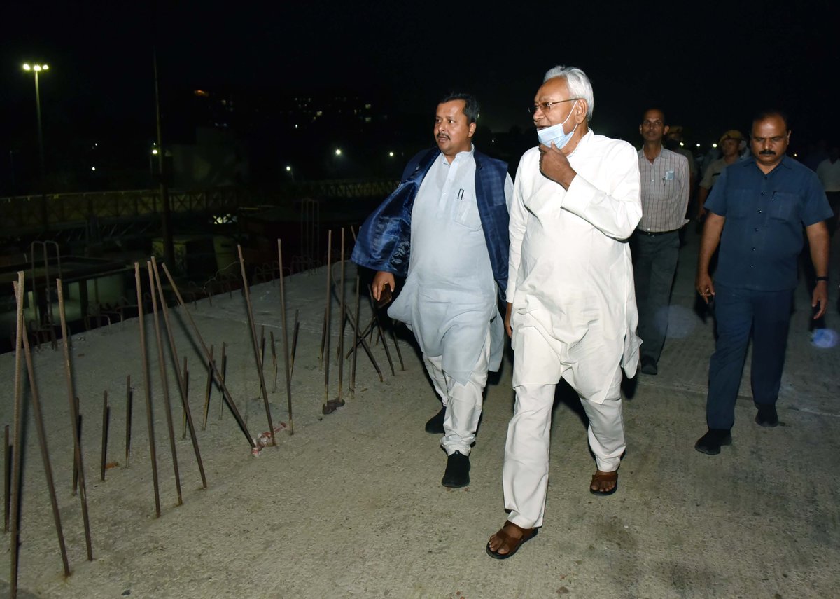 NitishKumar's tweet photo. अटल पथ एवं निर्माणाधीन जे०पी० गंगा पथ का निरीक्षण किया। निरीक्षण के दौरान दीघा से दीदारगंज तक निर्माण कराए जा रहे जे०पी० गंगा पथ से संबंधित कार्यों की प्रगति की जानकारी ली और इसे तेजी से पूर्ण करने तथा अटल पथ फेज- 2 के निर्माण कार्य को भी जल्द पूर्ण करने का निर्देश दिया। https://t.co/gjflT3FfCf