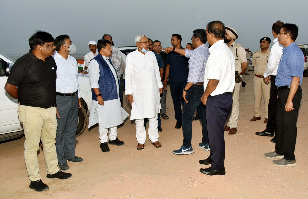 NitishKumar's tweet photo. अटल पथ एवं निर्माणाधीन जे०पी० गंगा पथ का निरीक्षण किया। निरीक्षण के दौरान दीघा से दीदारगंज तक निर्माण कराए जा रहे जे०पी० गंगा पथ से संबंधित कार्यों की प्रगति की जानकारी ली और इसे तेजी से पूर्ण करने तथा अटल पथ फेज- 2 के निर्माण कार्य को भी जल्द पूर्ण करने का निर्देश दिया। https://t.co/gjflT3FfCf