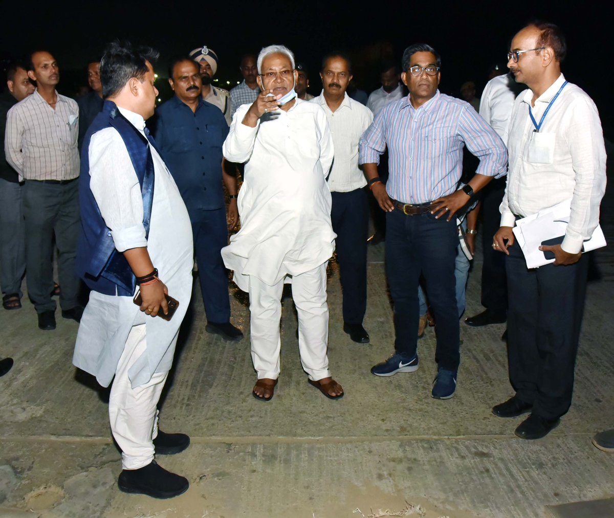 NitishKumar's tweet photo. अटल पथ एवं निर्माणाधीन जे०पी० गंगा पथ का निरीक्षण किया। निरीक्षण के दौरान दीघा से दीदारगंज तक निर्माण कराए जा रहे जे०पी० गंगा पथ से संबंधित कार्यों की प्रगति की जानकारी ली और इसे तेजी से पूर्ण करने तथा अटल पथ फेज- 2 के निर्माण कार्य को भी जल्द पूर्ण करने का निर्देश दिया। https://t.co/gjflT3FfCf