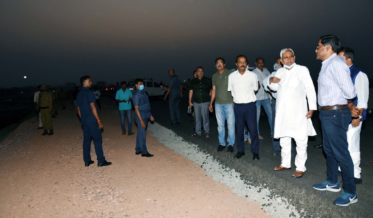 NitishKumar's tweet photo. अटल पथ एवं निर्माणाधीन जे०पी० गंगा पथ का निरीक्षण किया। निरीक्षण के दौरान दीघा से दीदारगंज तक निर्माण कराए जा रहे जे०पी० गंगा पथ से संबंधित कार्यों की प्रगति की जानकारी ली और इसे तेजी से पूर्ण करने तथा अटल पथ फेज- 2 के निर्माण कार्य को भी जल्द पूर्ण करने का निर्देश दिया। https://t.co/gjflT3FfCf