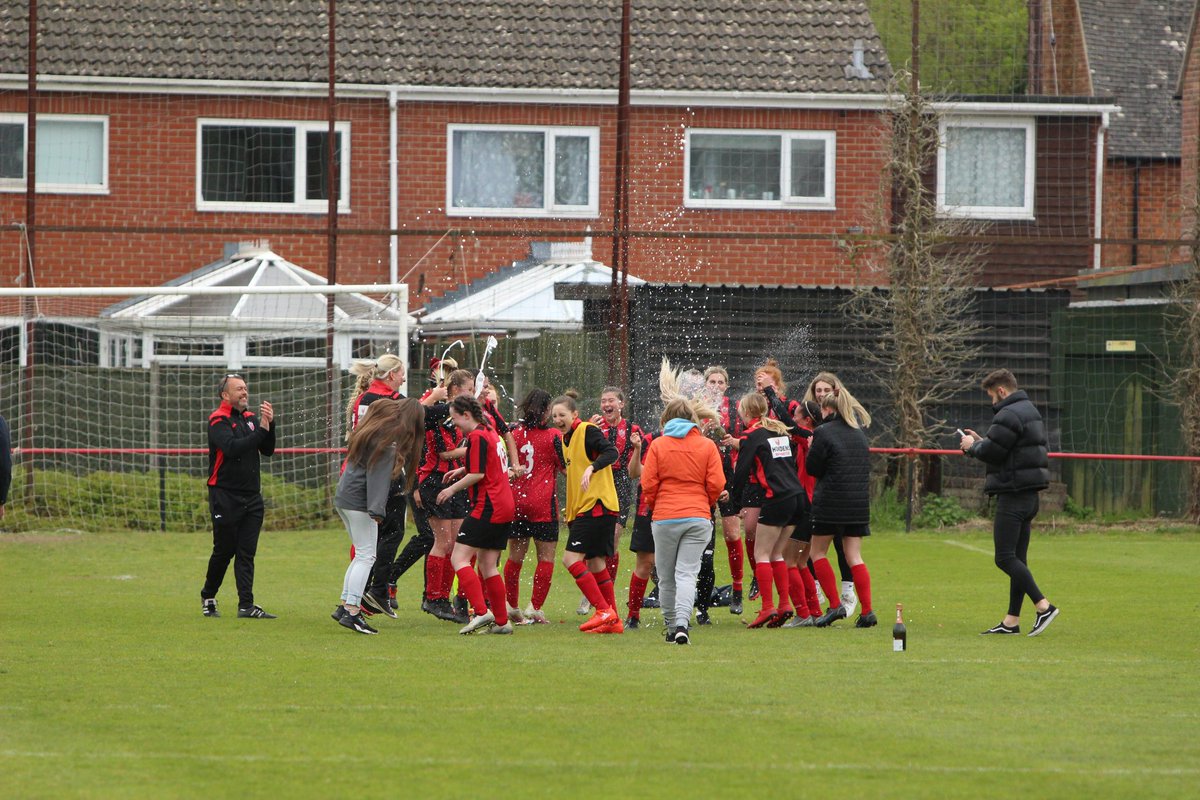 sophy_whyley's tweet photo. My Team ❤️
@WarminsterLFC
#uptheredandblacks https://t.co/BC6p1cE6De