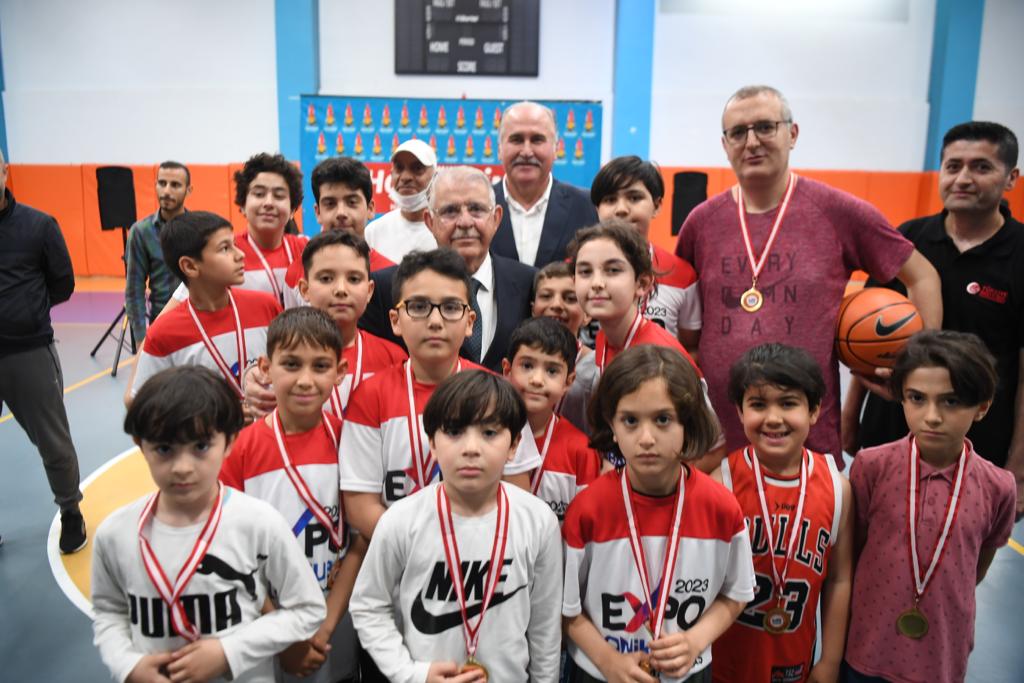 onikisubatbeltr's tweet photo. 'Birlikte Spor Yapalım' sloganıyla sağlıklı nesiller, yeni sporcular kazanıyoruz.

23 Nisan'da başlattığımız ve 192 sporcunun katıldığı Basketbol Turnuvamız, bugün Başkanımızın sporculara ödüllerini takdim etmesiyle sona erdi. 

Madalya alan 192 sporcumuza başarılar diliyoruz. https://t.co/y26fEsH70v