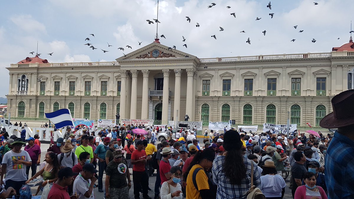 Pese a las intimidaciones del Gobierno de El Salvador gran concentración en Plaza Cívica.#El1Marchamos #TengoDerechoAMarchar #SolidaridadSV @movca2m @SolidaridadSVMX @CISPES