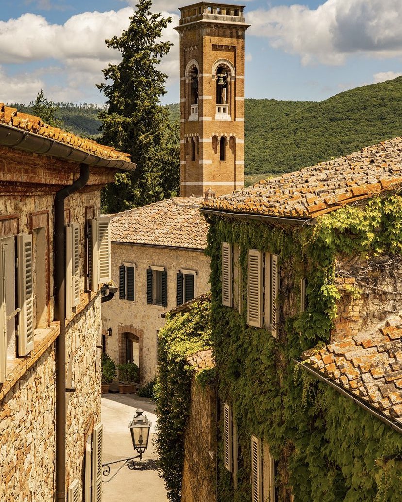 Assiko22's tweet photo. 🇮🇹 Finir sa douce vie en Toscane et nulle part ailleurs. 🌻

📷 victorsfitz, borgosanfelice https://t.co/dm1ikZAAX1