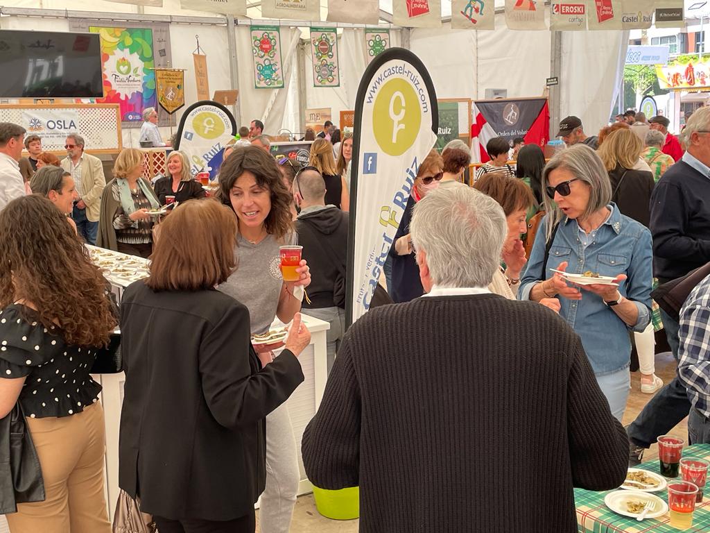 💚 Hoy, dentro de las actividades programadas con motivo de las <a href="/FiestasVerdura/">Fiestas de la Verdura</a> en #Tudela #Navarra ha tenido lugar una degustación de #pinchos con #alcachofas gracias a los colaboración de nuestros asociados, Frutas y Verduras Castel Ruiz #FiestasdelaVerdura22
#pinchos #verduras