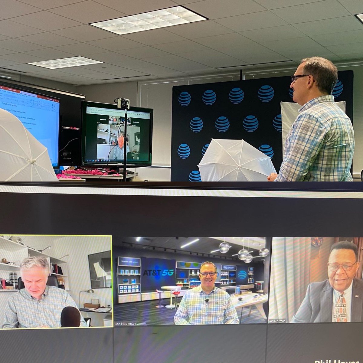 Thank you to these two Chicago NBC 5 News legends, Art Norman & Charlie Wojciechowski, for having me on their Tech Trends segment again! Representing @ATT to review how to do digital housecleaning on our smartphones. @GreaterLakesMkt #makingwaves @TomMonahan10