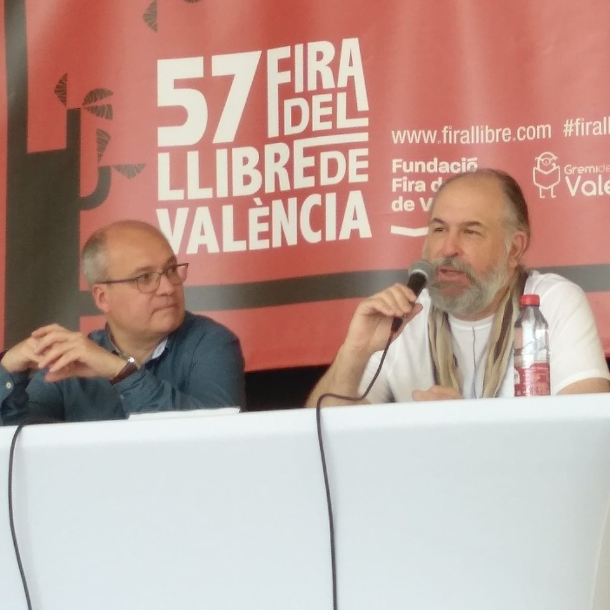 Sabater71's tweet photo. Fin de semana intenso en @firallibrevlc. Firma de ejemplares de #EnBuscadelPapo el sábado en las casetas 51-52 (Librería Verde)  y el domingo acompañando a @JCarlesLainez en la presentación de #Taure. Muchas gracias a todos los que os habéis acercado estos días. https://t.co/i6mj7DRXCm