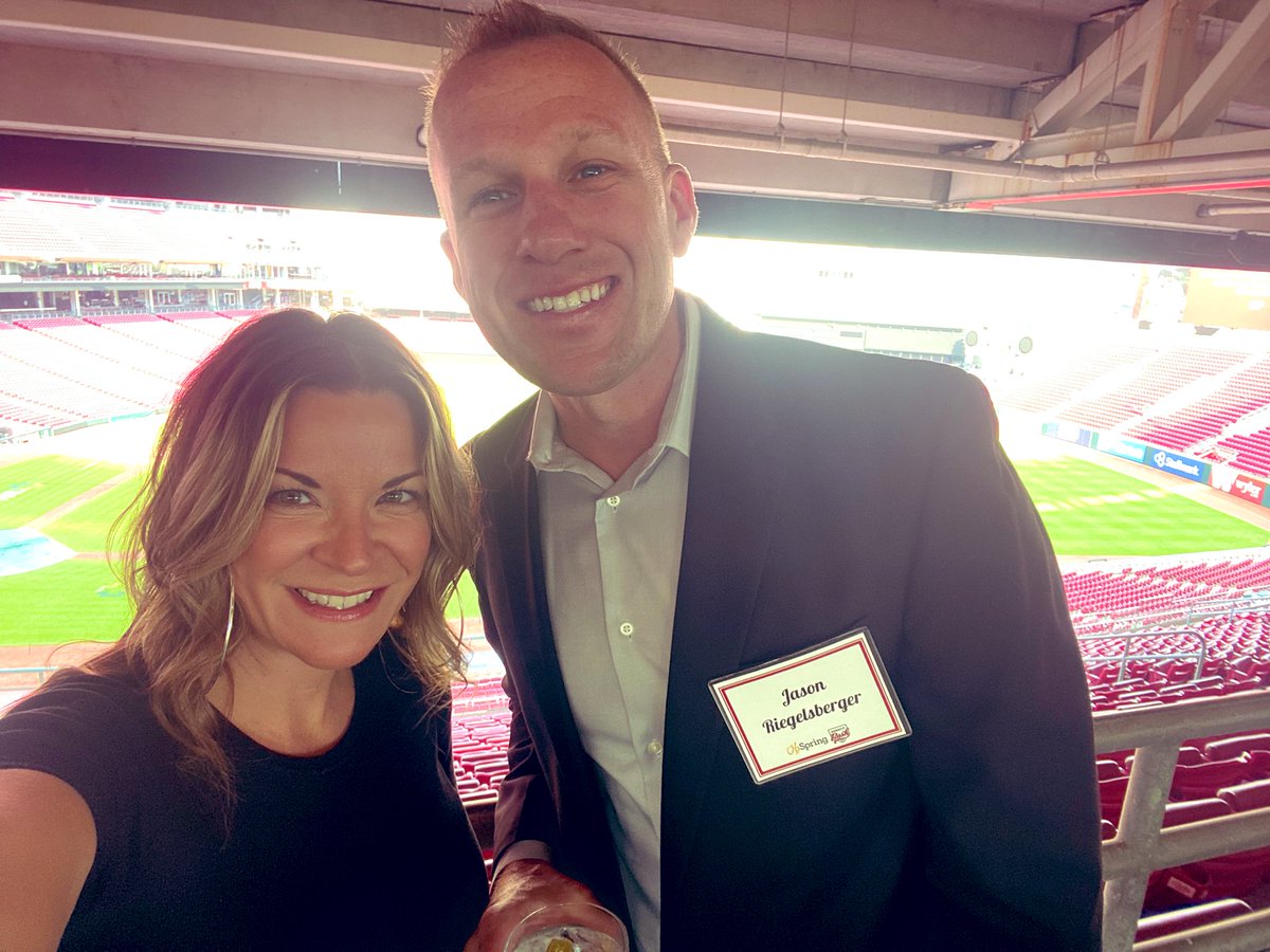 beck8535's tweet photo. Eventful weekend starting with supporting @GoBearcatsUCATS at the 1st red and black gala, the Sat @UpSpringCincy event and finished with my first @RunFlyingPig marathon! Thanks for the cheers! @JasonRglsbrgr @cpmicheli @bean3696 @slaglemark #stucktotheplan #mylegsaredead #26.2 https://t.co/0NONAucKWg
