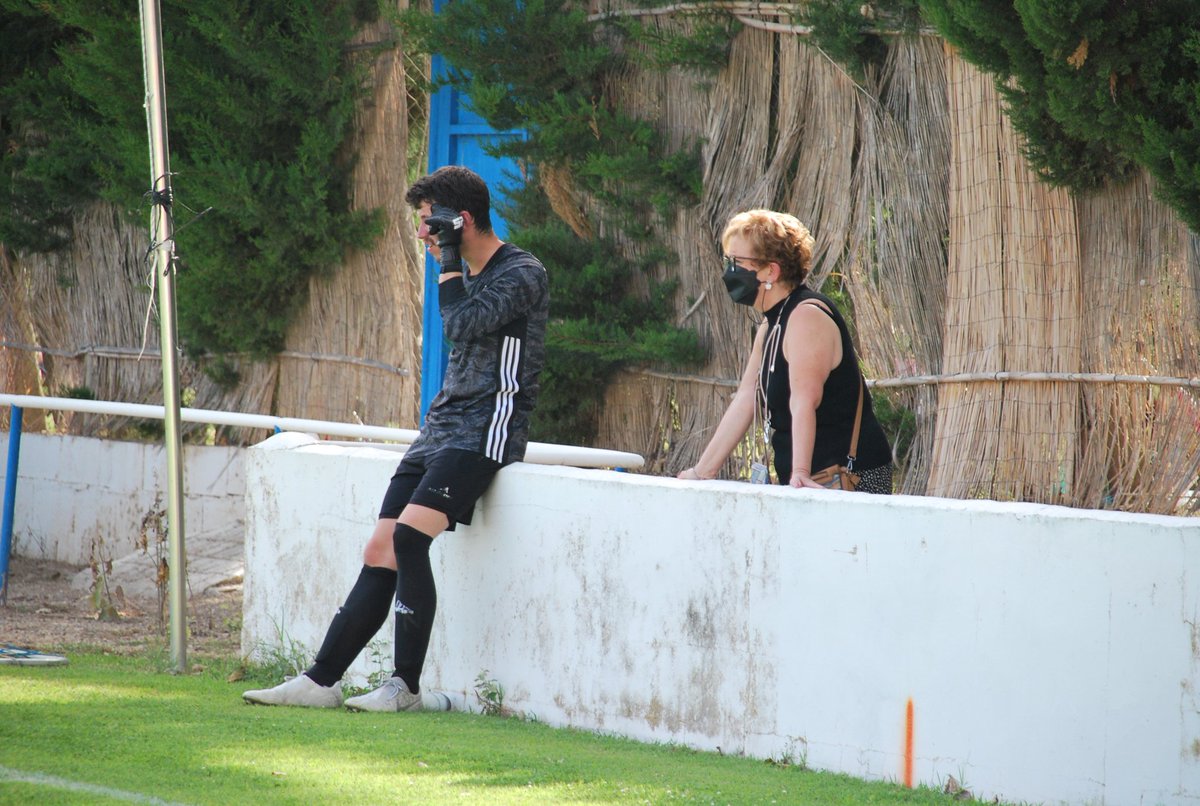 A quien le preocupa más que a tí si te marcan un gol, a quien le duele más que a tí cuando te hacen falta, quien lo siente más que tú si fallas un penalti.Por ellas, que sufren derrotas, y celebran victorias y goles. Por esas madres únicas y futboleras,
¡Feliz día de la madre! 💙