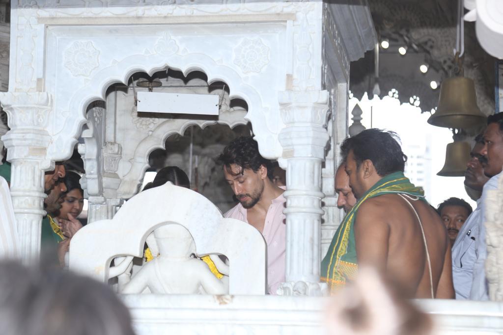 Tiger shroff worshipping the God,  almighty after the success of Heropanti2. 
#Heropanti2 https://t.co/YHOqzcNa69