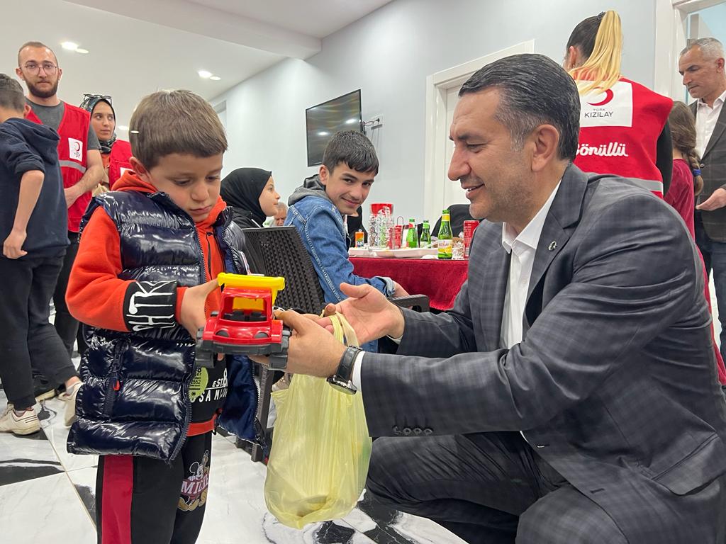 KizilayKurumsal's tweet photo. Yönetim Kurulu Üyemiz Cengiz Koç, Muş Şubemizce #Ramazan ayı faaliyetleri kapsamında Gıyasettin Bingöl Aşevinde düzenlenen iftar yemeğinde onkoloji hastaları ve gönüllülerimizle bir araya geldi. https://t.co/g0DCE8YnIK