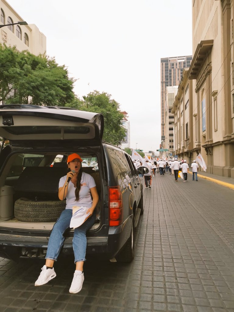 YarehGzz's tweet photo. Hoy 1 de mayo volvimos a salir a las calles, los y las trabajadoras de la educación de Nuevo León.
La lucha por nuestros derechos, por la dignidad salarial, por la basificación de la clase trabajadora, no termina.
#FuerzaMagisterial #SNTE50 #Unidad. https://t.co/Ujm8g8njRR