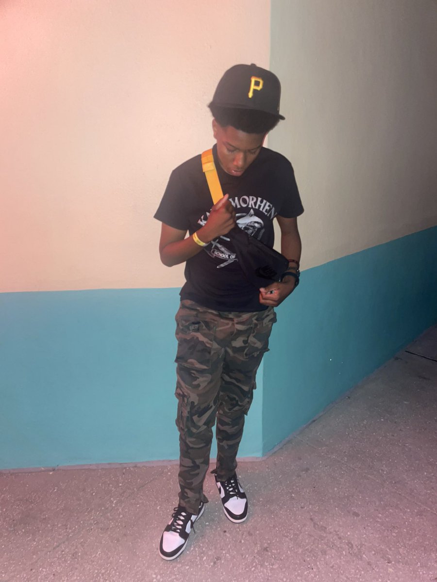chevvychasse's tweet photo. 1of1. #gradbash2k22 https://t.co/P2Y3MrkvtV