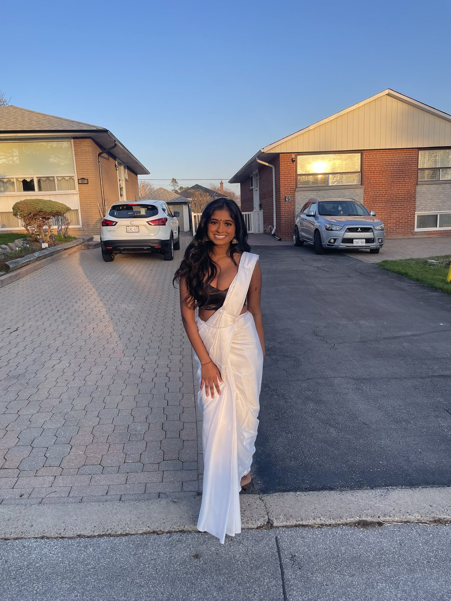 is #SareeTwitter still a thing?🖤🤍
