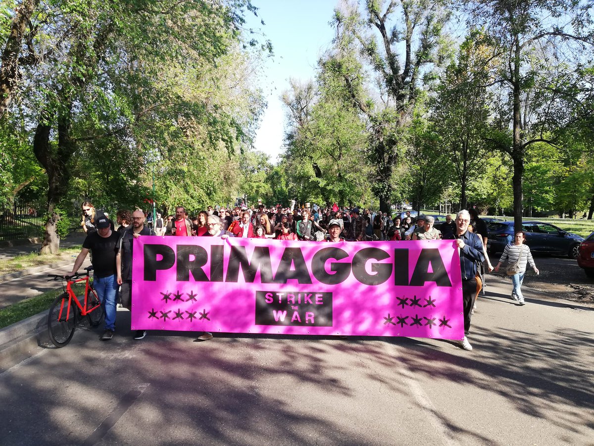 MILinMOV's tweet photo. PRIMAGGIA PIU' DI 2.000 IN PIAZZA

E' da poco giunta all'Arco della Pace la paradə precaria, queer, climattiva del Primo Maggio

@radiondadurto @OffTopic_lab @sosFornace @Muhlbauer_ @alexfoti 

#Primaggia #PrimoMaggio 
#PrimoMaggio2022 #1Maggio https://t.co/u3x3zN5kAo