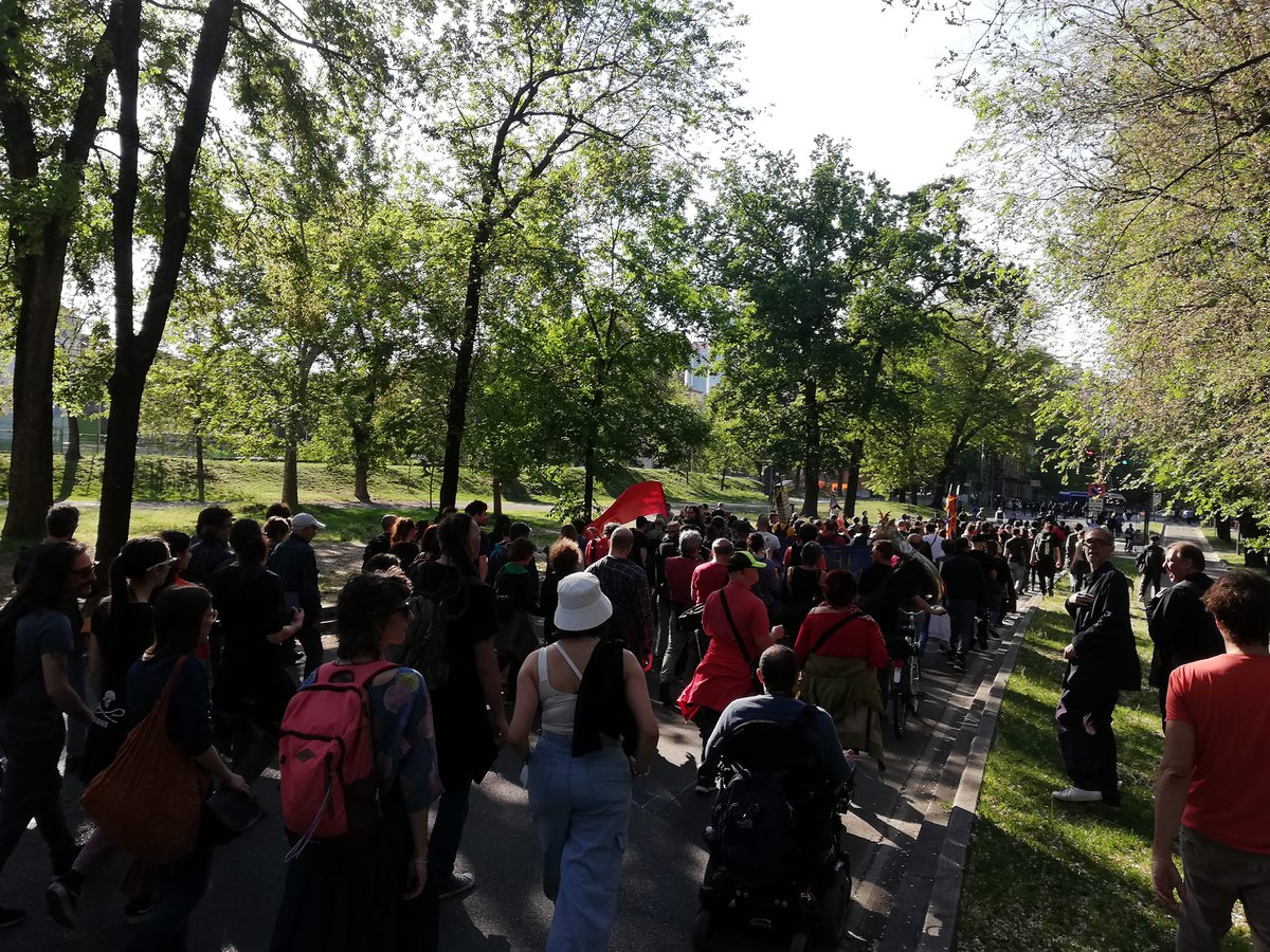 MILinMOV's tweet photo. PRIMAGGIA PIU' DI 2.000 IN PIAZZA

E' da poco giunta all'Arco della Pace la paradə precaria, queer, climattiva del Primo Maggio

@radiondadurto @OffTopic_lab @sosFornace @Muhlbauer_ @alexfoti 

#Primaggia #PrimoMaggio 
#PrimoMaggio2022 #1Maggio https://t.co/u3x3zN5kAo