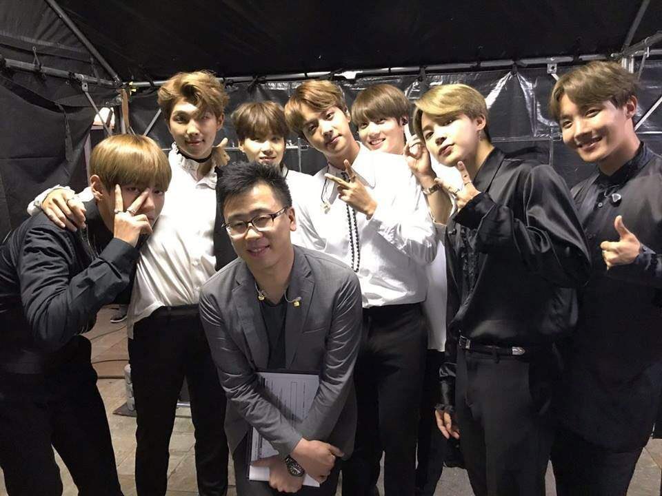 vminiecats's tweet photo. — Masayuki Furuya quien es DJ y ha sido MC en las reuniones de fans de BTS en Japón.  Compartió varias anécdotas sobre #BTS en un reciente programa de radio. 

Dijo que una vez se le olvidó su bolígrafo después del ensayo y luego, cuando se iba, #Jungkook le tocó el hombro (+) https://t.co/xX6uyB9AFa