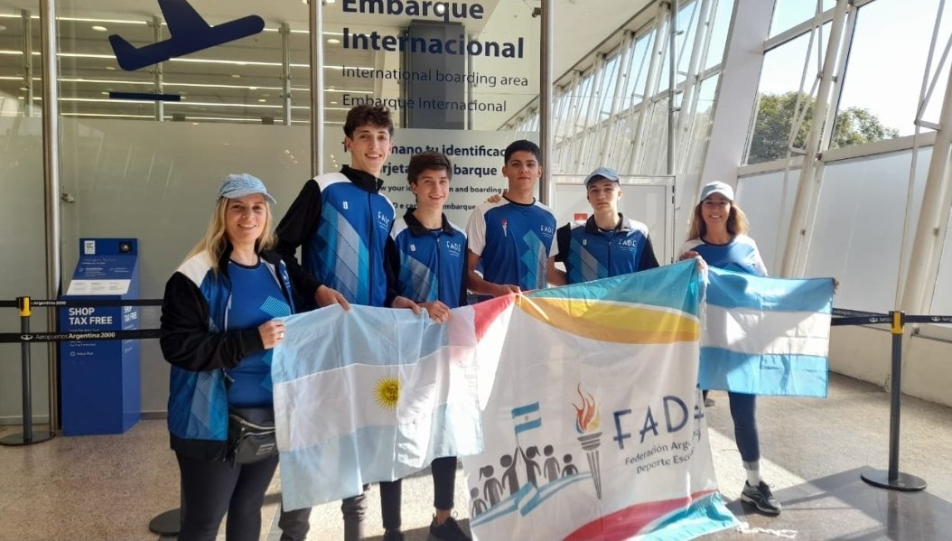 FADEarg's tweet photo. Nuestra delegación partiendo✈️ a🇧🇷.
El Deporte Escolar Sub 18, junto a los Mayores de la @cabboficial rumbo a #RíodeJaneiro, para participar del Desafio Internacional Basquet🏀 3 Vs 3 🇦🇷🇧🇷
@HoraFilho @lpetrynka @Leot14
Muchas Gracias @CbdeOficial por la invitación👏. @DeportesAR https://t.co/UBxlc41rsP
