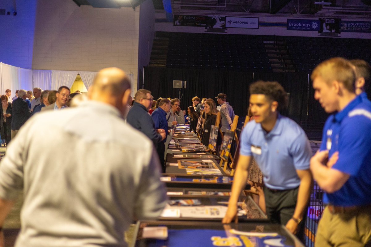 ✭✮✭✮ #2022JASA RECAP -
🔹 over 6,000 bids
🔹 over 1,000 attendees
🔹 nearly 1.6 million dollars raised

Jackrabbit Nation… we are forever grateful for your unwavering support &amp; loyalty to the yellow &amp; blue! 🥺 Thank you, thank you, thank you!

#2022JASA x #GoJacks 🐰