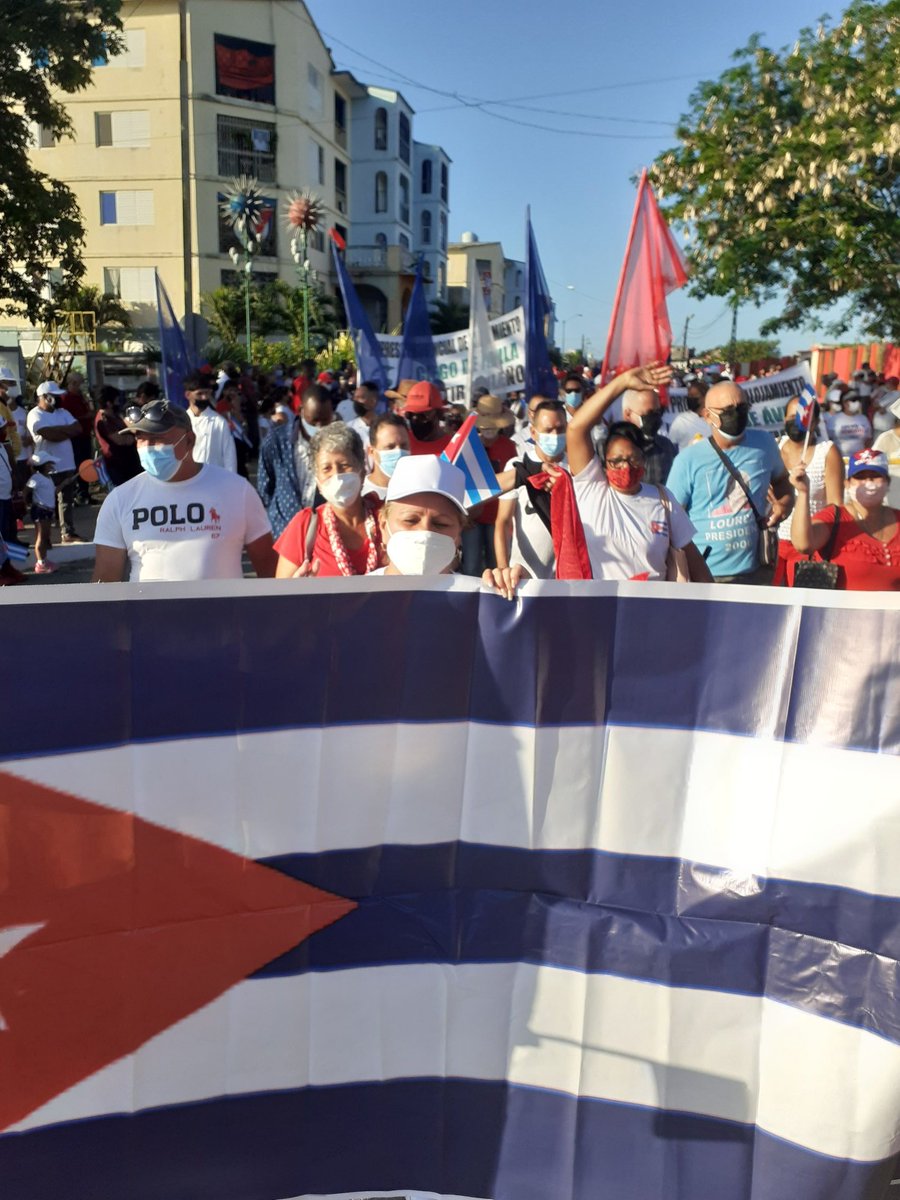 Desfilando la Dirección Estatal de Comercio junto a su colectivo, hoy 1 de mayo dia de los trabajadores dando el paso al frente por la revolucion. Si por Cuba.
#LatirAvileño
#Cuba #1Mayo  #CubaViveYTrabaja
#VamosConTodo <a href="/ulisesGuilarte/">Ulises Guilarte de Nacimiento</a> @CubaCentral@MincinCuba 
<a href="/BetsyDazVelzqu2/">Betsy Díaz Velázquez</a>