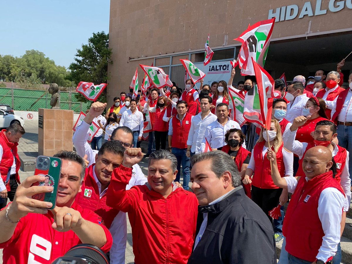 Marlon_RamirezM's tweet photo. Acompaño a nuestro Presidente del @PRI_Nacional, @alitomorenoc, en su gira de trabajo en #Pachuca.

El priismo en #Hidalgo y de todo #México avanza fuerte y unido respaldando a nuestra candidata y próxima Gobernadora, @caroviggiano. 

#ExcelenteDomingo https://t.co/L5znCvW7ro