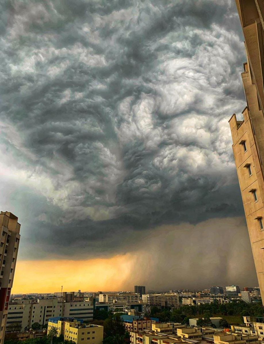 sawla009's tweet photo. Natural capture by @Umarbison
I didn't see it I definitely can say that I felt it..
#Bangalore #weather #strorm https://t.co/dQDpr2dfMh