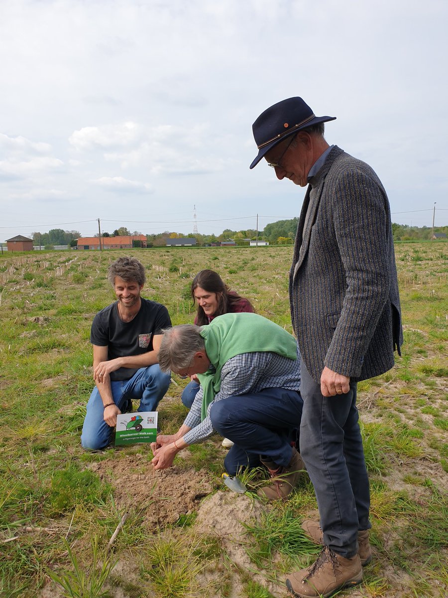 IngridLarik's tweet photo. Op weg naar Parijs #HenryMentink Na #roburopdeneik waar #MariekeVanCoppenolle ook de wandelschoenen aantrok, met de kruiwagen meestapte,tot de #Droomgaard van #EricBoydens #klimaat #beschermdeaarde Een samenkomst van gelijkgezinden @RestoryBE #25procentrevolutie @broederlijkdele https://t.co/PF4jjUVWja