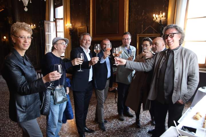 Al <a href="/casinodivenezia/">Casinò di Venezia</a> brindisi dopo la conferenza stampa di #LucaMinnelli con il Maestro Sartori, il prof Caon e i giornalisti
