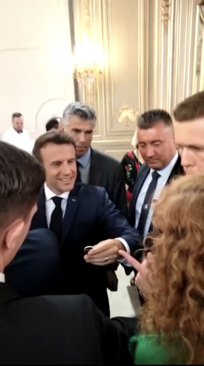 Langlai73410097's tweet photo. C’est avec beaucoup de simplicité, de spontanéité, que j’ai offert au Président de la République un badge de la filière en lui demandant de le porter, maintenant ou plus tard , juste pour montrer son soutien à l'ensemble de la filière viande qui nous nourrit #jaimelaviande https://t.co/pCCrJCn2Sb