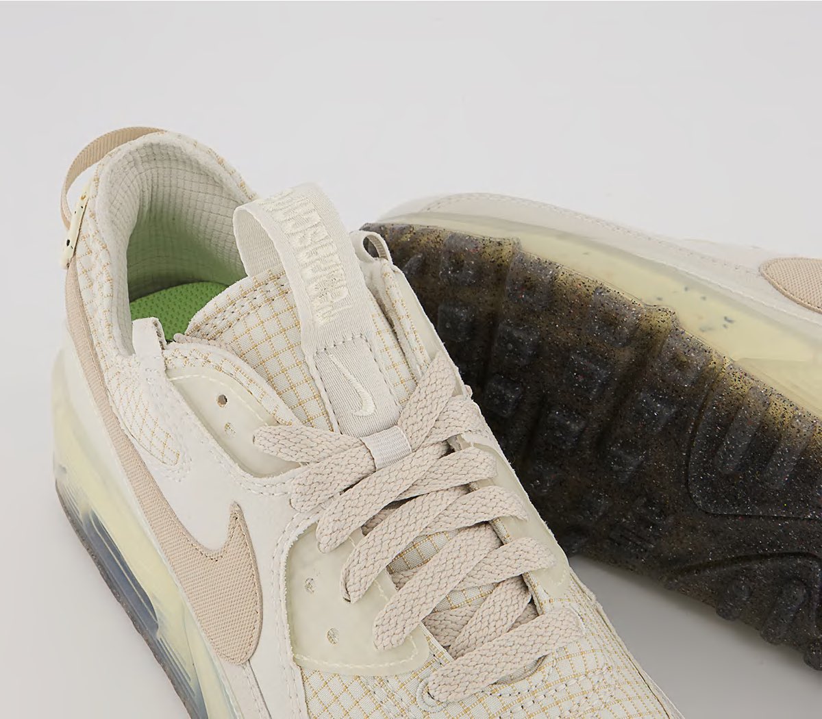 rivverjack's tweet photo. Hello lovely people @Nike - in a very hypothetical (but equally not) situation. How many hoops would one have to jump through to get these in a mens UK 10? Hypothetically, asking for a friend. https://t.co/ba8FOSU4Fy