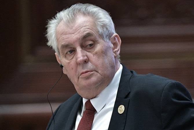 aykiri's tweet photo. Çekya Cumhurbaşkanı Milos Zeman: “Ukraynalı sığınmacılar kadın ve çocuklardan oluşuyor, erkekler ise ülkelerinde savaşıyor. Suriyeli sığınmacılar ise erkeklerden oluşuyor, eşlerini ve çocuklarını ülkelerinde bırakıyorlar.” https://t.co/hHrPwESFtN