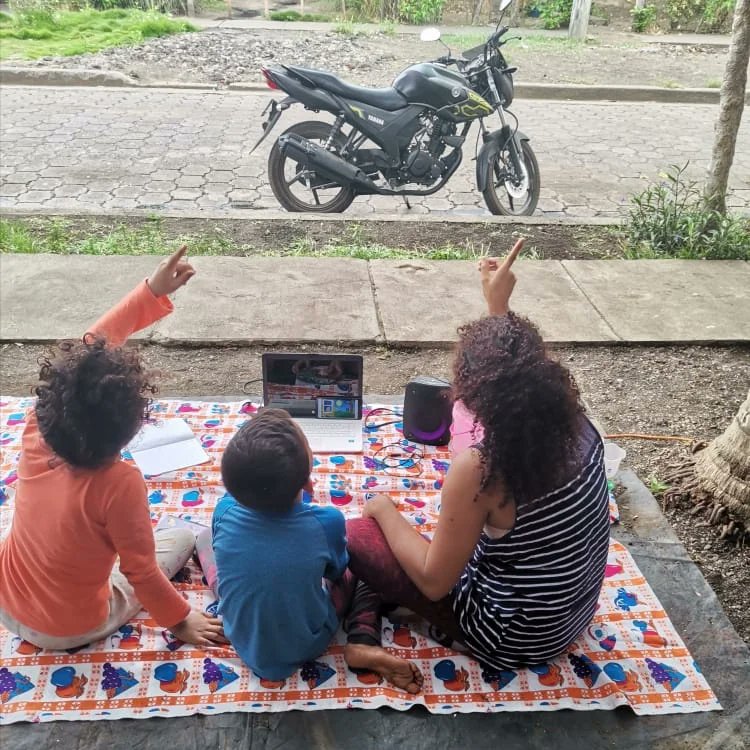 MinedPosoltega's tweet photo. Maestra Itinerante del Idioma Inglés junto con alumnos visualizan Teleclases, al estilo Picnic.
📺 🤗🤗✅✅🥳
#Nicaragua
#TomasSiempreVencedores
#TeleClases https://t.co/VFJy9JM0CF