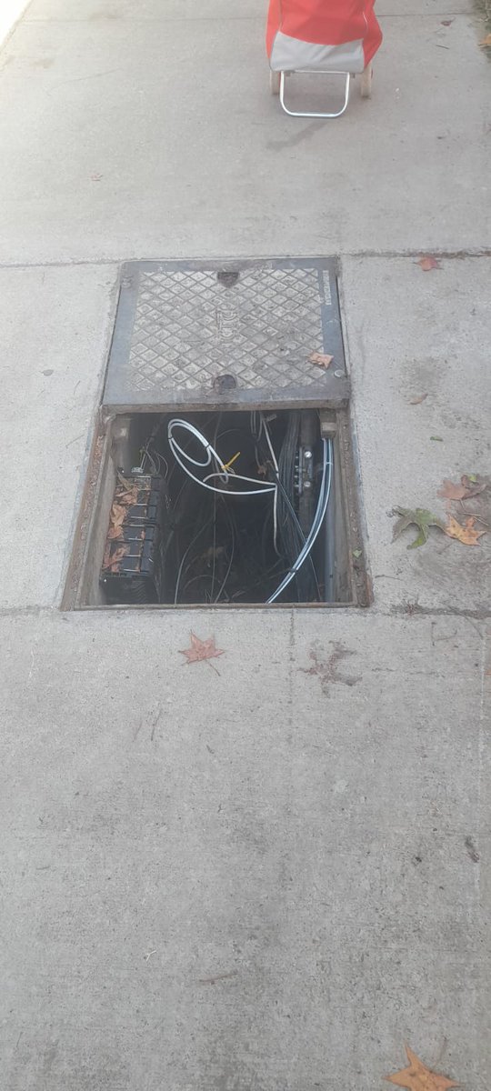 benjamin_nc's tweet photo. En Av los halcones entre las calles el tebo y manzanilla están abiertas estás tapas en la vereda, en Lampa. Poniendo en peligro a personas ,están así hace como 2 semanas y nadie de la municipalidad se a pronunciado @LampaCL @meganoticiascl @cazanoticiasCHV @GobiernodeChile @TVN https://t.co/qIaHI2TKK3