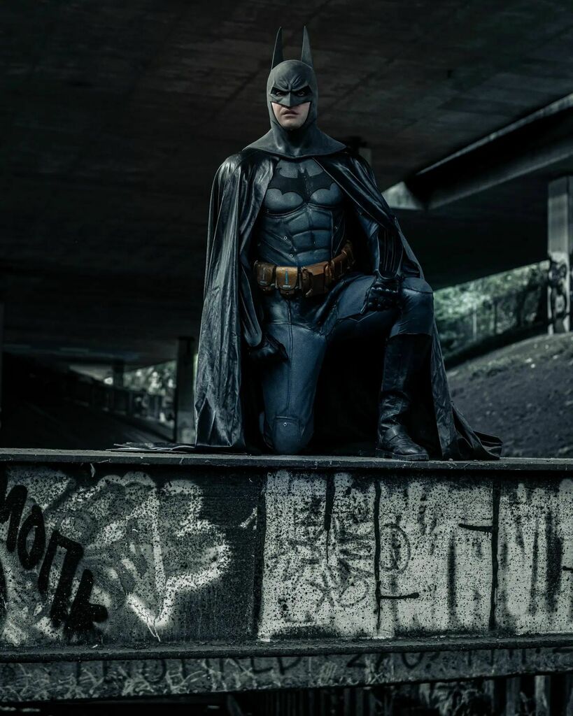 beast_awakens's tweet photo. Although this shot looks relatively safe, there was a long drop underneath me into a big deep canal... 😂
Batman : @beast_awakens 🦇
📸 by @b.h.c.photography under a secret motorway 😏
.
Suit by @superheroconcepts
Cowl by @hernandezefx
.
.
.
.
.
.
#ukco… https://t.co/77MWwdSzbz https://t.co/sQdQQVqlNL