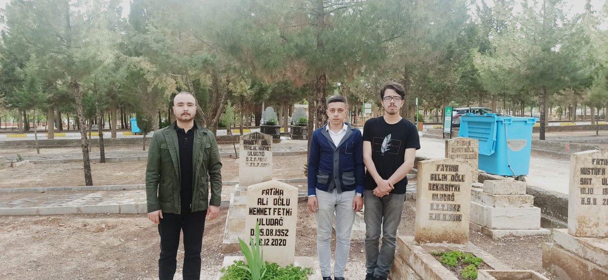 Hareketimizin emektarlarından merhum Mehmet Fethi ULUDAĞ amcamızın kabrini ziyaret ettik.
Ruhu şad mekanı cennet olsun. 

"Ahde vefa imandandır..."