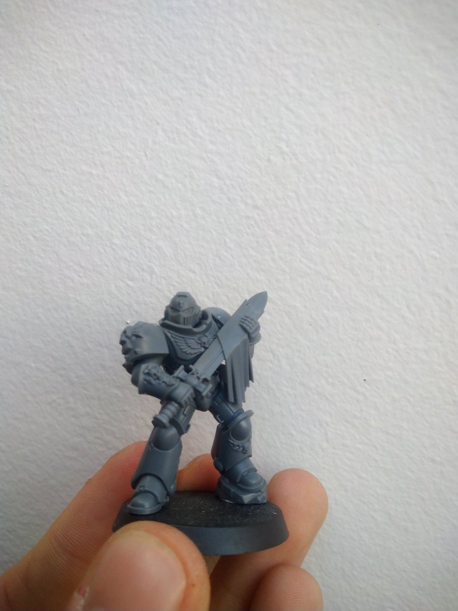 WarpEmu's tweet photo. Tada! The pose of my primaris Chapter champion is done; going to add small bits and bobs later on! #WarhammerCommunity #warhammer40k #Spacemarines #DarkAngels #Successorchapter #Duskguard https://t.co/J9gPHyGKEF