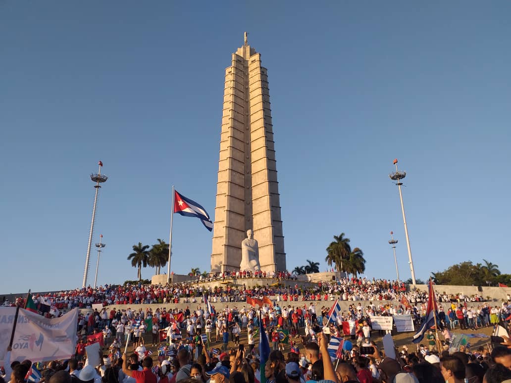 roberto692000's tweet photo. @ElbaBallate @EGuerraArias @Reylope13 @AleLRoss198 @AnaibisVina @CubanoAPie2 @Pastornidia @Aittana20 @ESanchezcub Vamos con paso seguro
El pueblo lo reafirmó
La Salud, q nos salvó,
Abrió la marcha al futuro
Cantamos al aire puro
Como 1 entrada triunfal
En la plaza el inmortal
Himno d la Clase Obrera
Cuando escuchó #Cuba entera
"Viva La Internacional"
#DecimasDelAlma
#NosVimosEnLaPlaza
#1Mayo https://t.co/BuwHSz2WwO