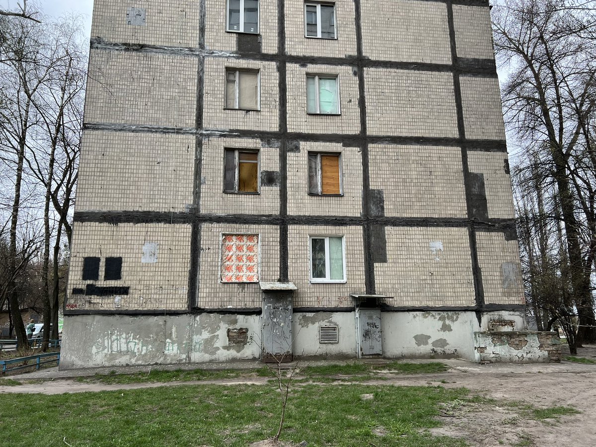 VerstyukIvan's tweet image. That’s not Damascus, Syria. That’s Kyiv, Ukraine. Broken windows on the apartment building after Russian shelling in March. Street name and building number (lower left part) are covered with paint for not letting Russians know where they are. Invaders have geolocation issues.