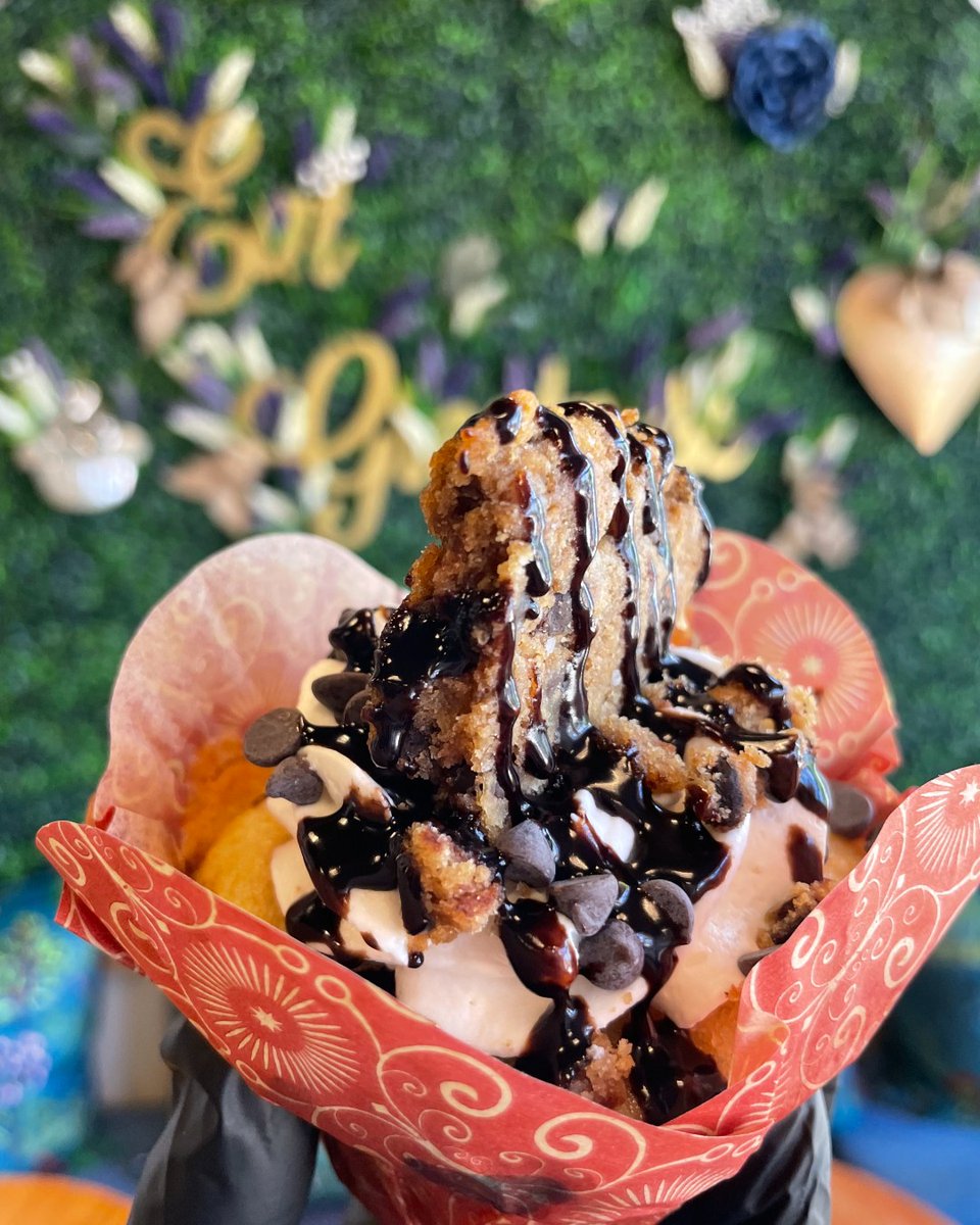 Can you believe that it tastes better than it looks?!🧁🍪

Pictured: Esteem- Vanilla Chocolate Chip 

#vegancookie #dairyfree #plantbasedbaking #plantbased #glutenfree #allergyfriendly #vegan #nutfree #peanutfree #dmvbakery #birthdaycupcake