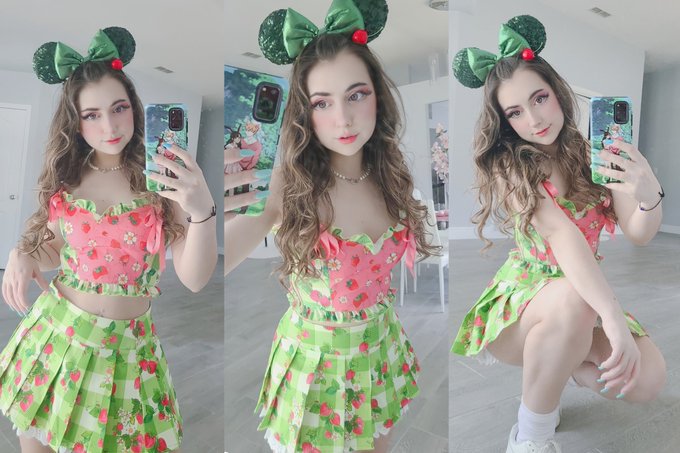 Little strawberry girl does to disney world https://t.co/oDNiRXbo2k