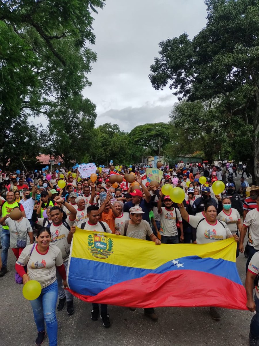 ComunaElMaizal's tweet photo. El espíritu de lucha de la clase trabajadora se manifiesta en el día a día, pero hoy #1Mayo manifestamos por todo lo alto, los q movemos al mundo, q continuamos en pie de lucha por nuestros derechos y reivindicando nuestra clase obrera. @NicolasMaduro @dcabellor @AngelPradoSP https://t.co/LsjK1f4UbW