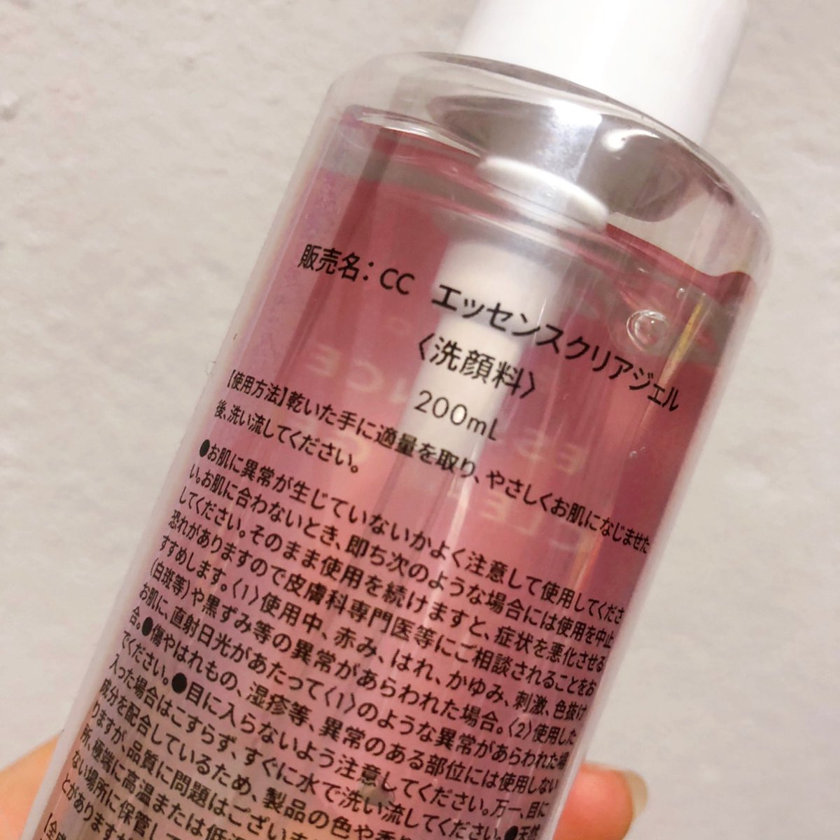 nananhappyna's tweet photo. BiBikaエッセンスクリアジェルをお試し✨天然ヒト型セラミドと復活草エキス🌱で潤い感がすごい👀✨洗顔、導入液、マッサージの三役！朝におすすめの泡立て不要ジェル洗顔💗欲張っていっぱい塗りすぎたら垂れてきたのでお風呂場へ避難🙂💦少量で充分いける🙌洗い上がりがまじで気持ちいい💗超しっとり💗 https://t.co/yjVfownY88